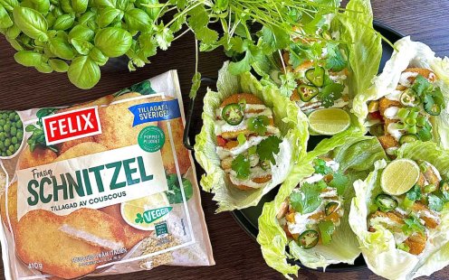 Schnitzel taco toppat med vitlökssmör i salladsblad