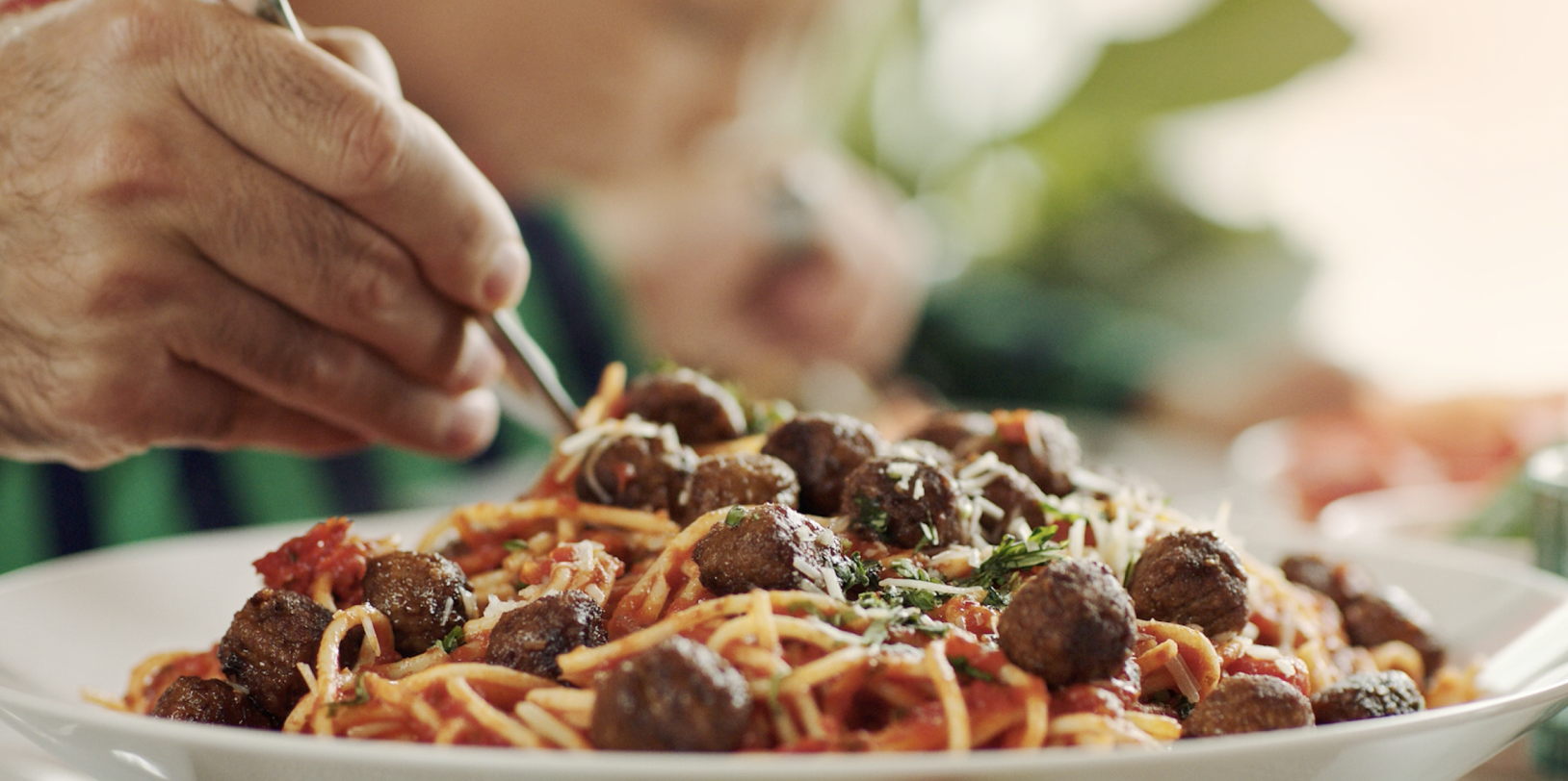 tallrik med köttbullar och spagetti