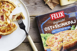 Ost- och skinkpaj på en tallrik med en förpackning bredvid.