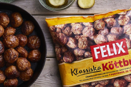 Felix köttbullar i stekpanna med förpackning bredvid