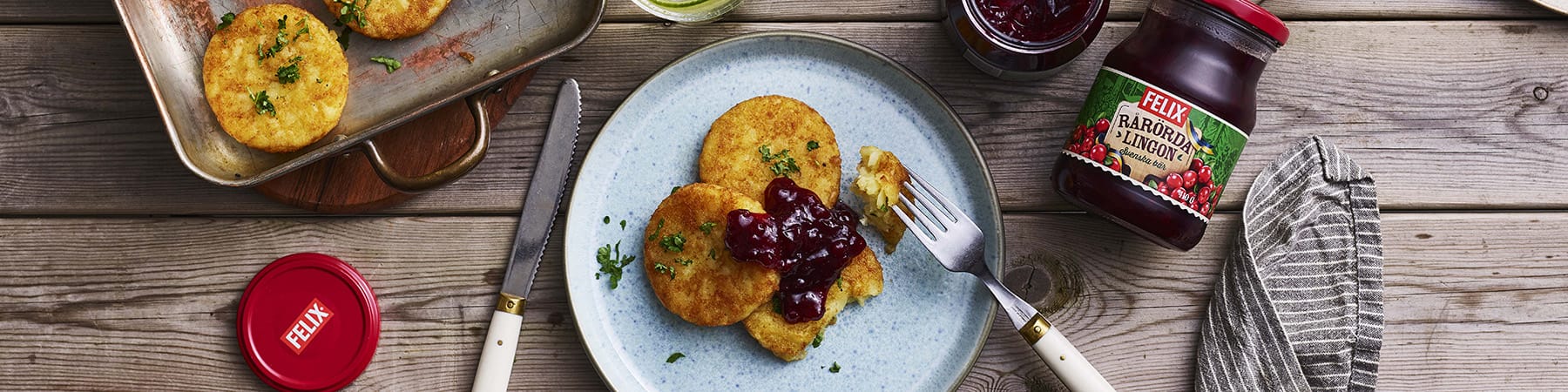 Felix potatisbullar med rårörda lingon på en tallrik