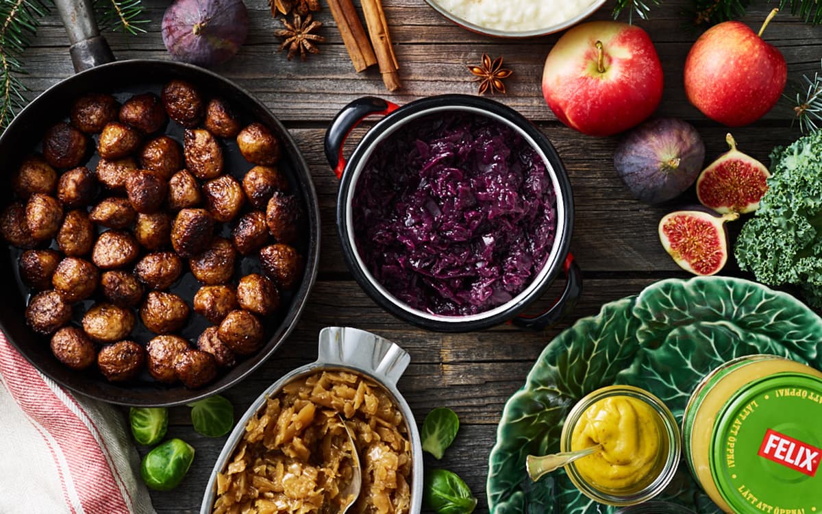 Julbord uppifrån med köttbullar, rödkål, senap, brunkål, äpplemos, äpplen och fikon.