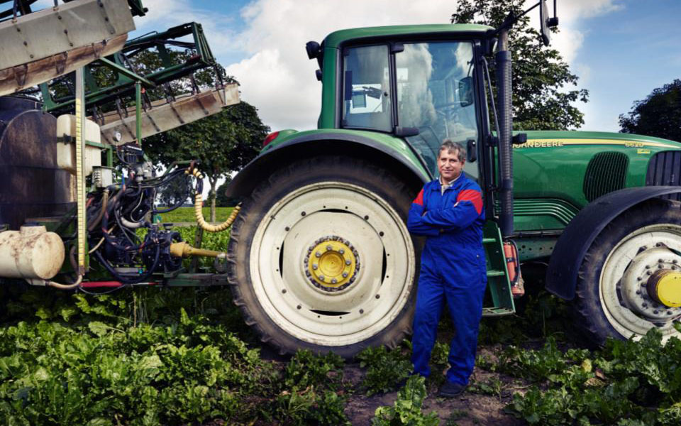 Man framför traktor