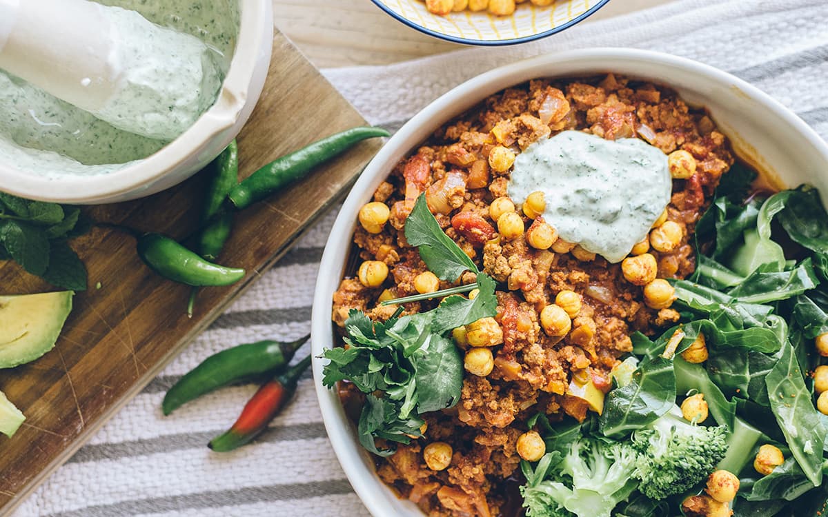 Vegetarisk gryta upplagd i en rund skål med kikärter och broccoli