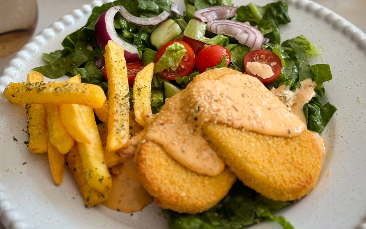 Schnitzel med pommes och krispig sallad, toppad med sweet chilimajo