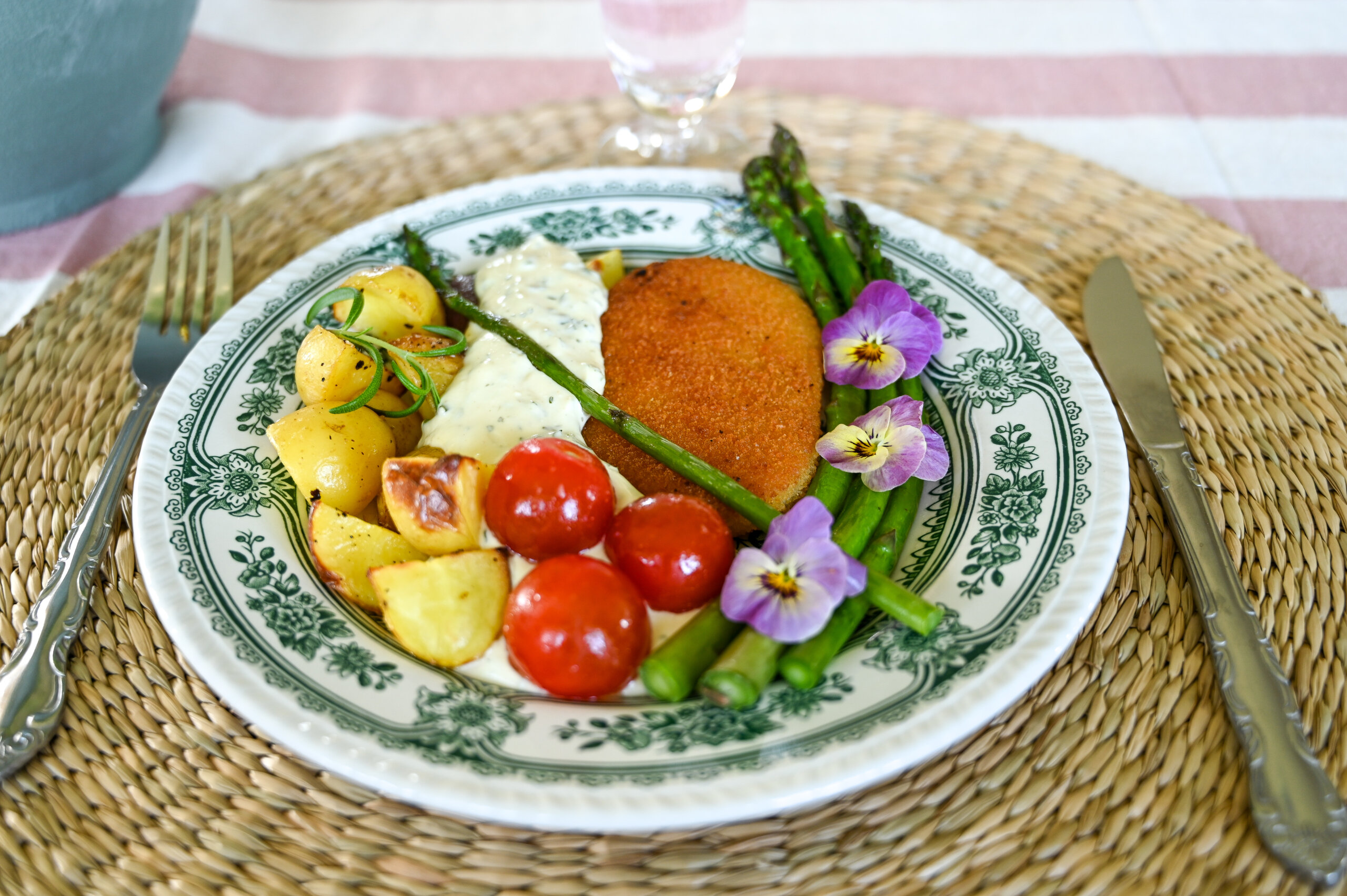 Felix Schnitzel med örtsås, färskpotatis och sparris