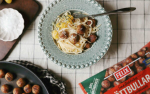 Recept med pasta, vitlök, citron, parmesan, ugnsrostade tomater och köttbullar - Felix