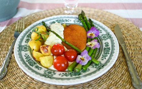 Felix Schnitzel med örtsås, färskpotatis och sparris